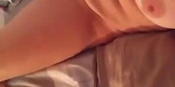 Gordinha peituda se masturbando