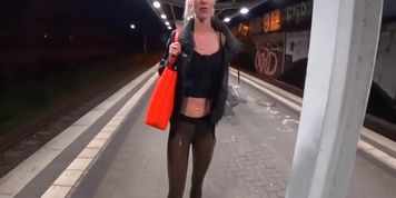 Geile Blondine am Bahnhof abgeschleppt und hart zerfickt