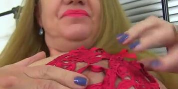 LILY MAY-LA COLORADA-EN PANTIMEDIAS GRISES DESNUDAS-La milf inglesa y nailon Lily May se folla un consolador