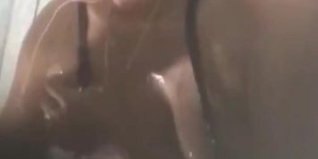 Ngintip Mandi Tante Cantik Yang BH Nya Sudah Tidak Layak Pakai