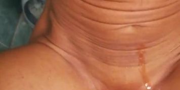 Mi piscia sul clitoride, poi lo succhia e mi bacia