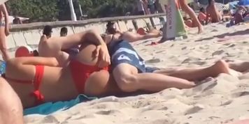 Masturba a su novia en plena playa
