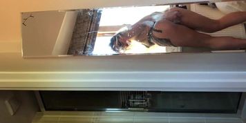 Une blonde en chaleur s expose nue et se masturbe