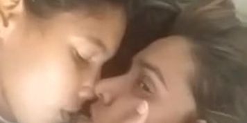 Amigas lesbianas bes&aacute;ndose