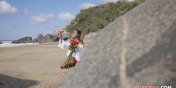 Putri cinta strokes her vagina with rose petals