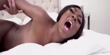 Cette black teen crie comme une chienne ( screaming ).