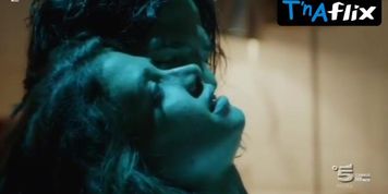 Giulia Michelini Sexy Scene  in Squadra Antimafia - Palermo Oggi