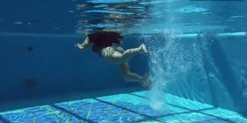 Spanish pornstar Diana Rius is horny in the pool