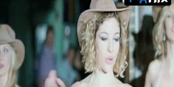 Sarah Felberbaum Bikini Scene  in Maschi Contro Femmine