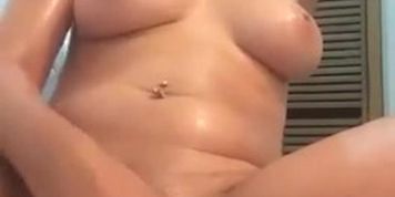 novinha gostosa no banheiro