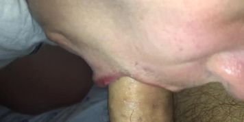 Pompino salivoso ravvicinato col risucchio di mia zia mentre suo marito &egrave; al lavoro
