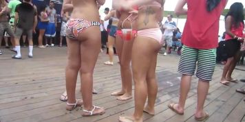 Hot Bikini Babes with great Asses