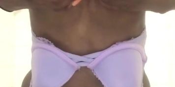 Douche fini, creme sur le corps, petit twerk que demander de plus ? 