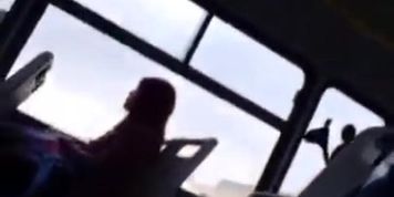 Mirona de pene en bus