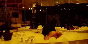 Sybaris Jaccuzi Twerkin