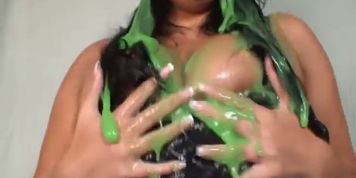 Girl gets dirty sploshing 