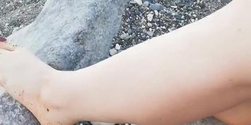 GIOVANE RAGAZZA ITALIANA MOSTRA PIEDI IN SPIAGGIA 