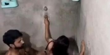PaKIsTanI Pakistani Ladke Ne Padosi Ki Ladki Ko Bathroom Me Bandh Kr Choda - Indian Desi Hindi Sex MMS Videos Leaked Viral Adult