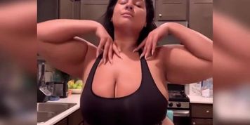 Big ass twerking in the kitchen