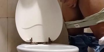 Napajakol na naman si kuya sa C.R ang daming tamod (Lena Paul)