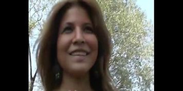 Giovane puttana con belle tette naturali incontrata al parco!