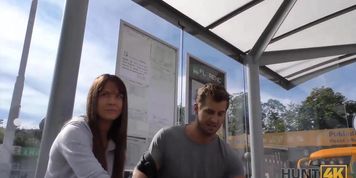 HUNT4K. Cuck necesita dinero en efectivo, as&iuml;&iquest;&frac12; que le permite a su linda novia tener sexo con un cazador