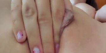 Cutie plays with her pussy in bed close up squirt