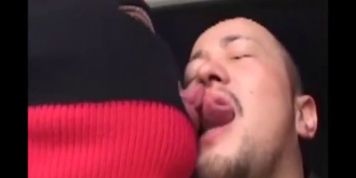 Beijo de l&iacute;ngua 