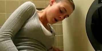 Sexy Melissa Fingert sich ein in der Schule