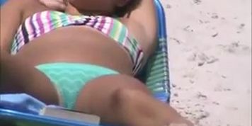 quick beach crotch shot 30,, kinda see thru cameltoe