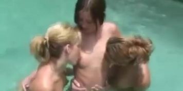 Lesbian Pussy Play In Pool