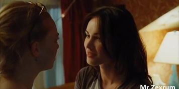 Jennifer's Body Lesbian Kiss (Amanda Seyfried, Megan Fox)