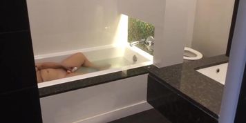 ???????? ????????????  Masturbating in bath tub