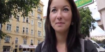 HUNT4K. Un jeune couple a besoin d'argent mais la salope n'est pas contre la baise
