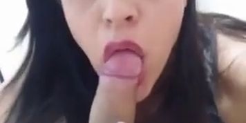 Chupando una verga de 20 cent&iacute;metros, am&eacute; meter todo ese pene en mi garganta profunda