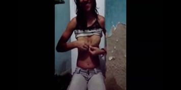 NOVINHA MORENA MOSTRANDO OS PEITINHOS E A BUNDA