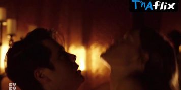 Kelly Mccormack Sexy Scene  in Killjoys