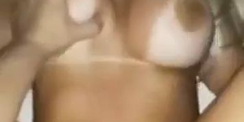 Loira peituda dando o cuzinho