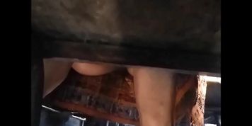 Bajo el asciento en el bus,