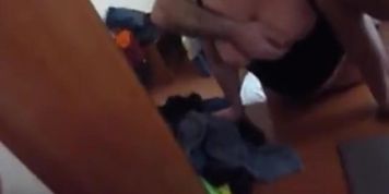 inculata davanti allo specchio