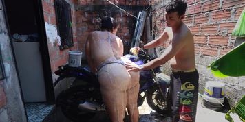 My neighbor helps me wash the motorcycle and this happened, everything got out of control.
