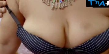 Jonita Dcruz Breasts Scene  in Kundi