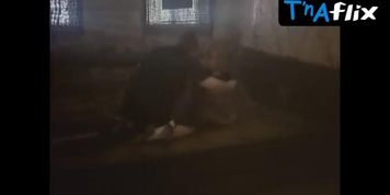 Irina Rozanova Lesbian Scene  in Pomnish Zapakh Sireni