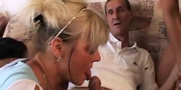 Italian Mature and Teen Mamma Figlia e Zio