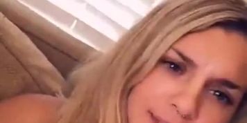 RAGAZZA BIONDA SI MASTURBA SU SNAPCHAT