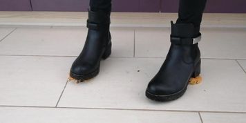 rubber boots crush (Gina Carano)