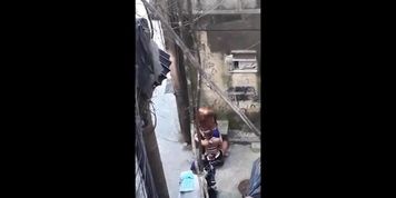 Anitta pagando boquete na Favela em cena para novo clipe