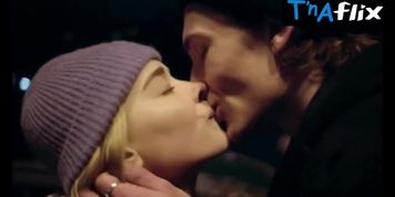 Milena Tscharntke Sexy Scene  in Skam Druck Deutschland