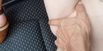 In parcheggio pubblico, prima squirta, poi lo prende nel culo. 