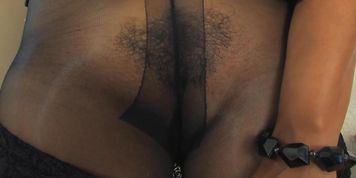 DANICA COLLINS-LA NEGRA-SENSUAL MORENITA LINDA SE MUESTRA EN TRAJE NEGRO Y  PANTIMEDIAS NEGRAS CON COSTURAS DESNUDAS